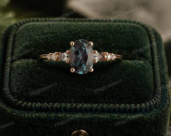 Anillo de compromiso de oro de 14k con piedra única que cambia de color. Anillo de compromiso de alejandrita de forma ovalada. Anillo de boda de oro con moissanita. Joyería hecha a mano para mujer.