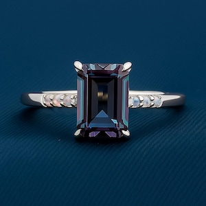 Anillo de alejandrita con corte esmeralda y detalles de ópalo en plata de ley estilo art déco.