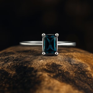 Anillo de alejandrita con corte esmeralda, anillo de bodas, anillo de compromiso, anillo de aniversario, regalo Art Deco para ella, anillo minimalista para mujer.