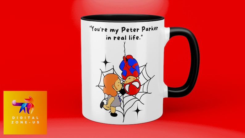 Puede incluir: Taza de cer&aacute;mica blanca con asa negra. La taza tiene una imagen de dibujos animados de una ni&ntilde;a besando a Spiderman en una telara&ntilde;a. El texto en la taza dice "You're my Peter Parker in real life."