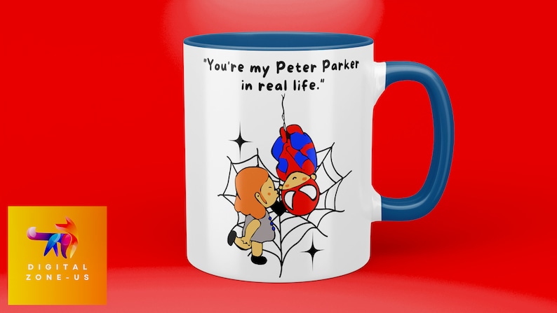 Puede incluir: Taza de cer&aacute;mica blanca con borde y asa azules. La taza presenta una imagen de dibujos animados de Spider-Man colgando boca abajo de una telara&ntilde;a con una ni&ntilde;a bes&aacute;ndolo. El texto en la taza dice "You're my Peter Parker in real life."