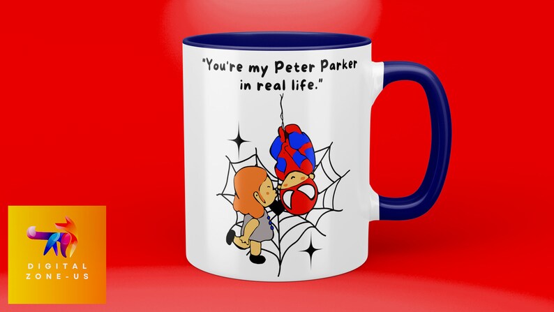 Puede incluir: Taza de cer&aacute;mica blanca con borde y asa azules. La taza presenta una imagen de dibujos animados de Spider-Man colgando boca abajo de una telara&ntilde;a con una mujer bes&aacute;ndolo. El texto en la taza dice "You're my Peter Parker in real life."
