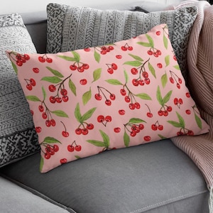 Cojín lumbar rosa con estampado de cerezas, bonito adorno para el hogar, cojín con acento primaveral, cojín con estampado de cerezas, regalo para ella, cojín floral.