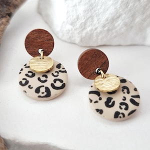 Petites boucles d'oreilles à motif léopard – puces en bois avec tige en acier inoxydable et motif léopard fait main