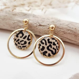 Leo Stecker-Ohrringe mit hängendem Leo Muster Element– nickelfrei & handgemachte kleine Hängeohrringe