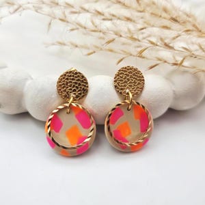 Pendientes de color rosa neón y naranja hechos de arcilla polimérica con tachuelas de acero inoxidable: pequeños y elegantes pendientes colgantes hechos a mano, también un bonito regalo de Pascua.