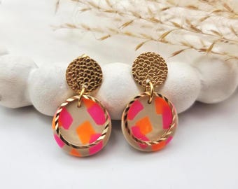 Neon Pink-Orange Ohrringe aus Polymerton und mit Edelstahlstecker – handgemachte schicke kleine Hängeohrringe, auch ein süßes Ostergeschenk