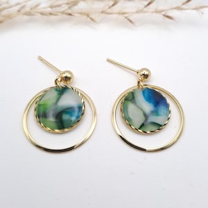 Boucles d'oreilles effet marbre vert et bleu, fabriquées à la main en pâte polymère et résine époxy - clous d'oreilles en acier inoxydable