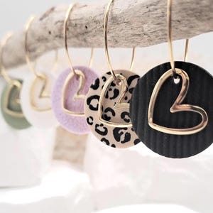 Pendientes de aro de corazón hechos con arcilla polimérica artesanal - pendientes de corazón disponibles en negro, lila, menta, blanco o estampado de leopardo.