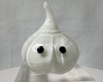 Sassy Little Garlic Dude PineyWoods Corner Exclusive Art Glass Pee Wee Figurine Anthropomorphic Kawaii Vegetable Friend Paperweight