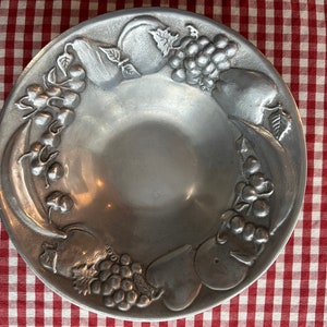 Royal Wilton Pewter Embossed Solid Cone Fruit Bowl 9.25&quot; satin finish