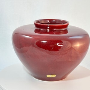 Large 1980s Haeger Burgundy Speckle Wide Florist&#39;s Vase Vintage Maroon Burgundy glossy glazed ceramic USA floral pottery