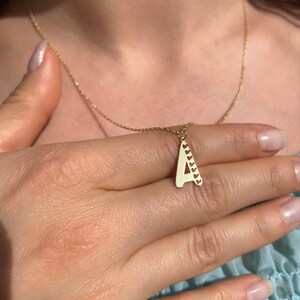 Collar con colgante de letra elegante de oro macizo de 14 quilates / Collar con letra especial para mujer / Collar con corazón / Joyería personalizada / Regalo especial