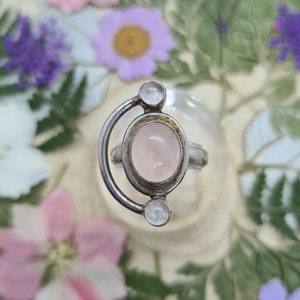 1 x oval and 2 x circle light pink chalcedony set in an artistically detailed 925 sterling silver ring. Size - O (UK).