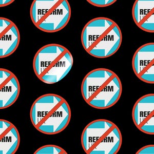 Puede incluir: Patrón repetido sobre fondo negro con diseños circulares. Cada círculo tiene un fondo azul claro con una flecha blanca y la palabra "REFORM" en negro. Una línea roja cruza cada diseño.