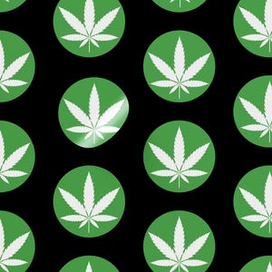 Puede incluir: Un patrón repetido de círculos verdes con diseños de hojas de marihuana blancas sobre un fondo negro. Un círculo está ligeramente desplazado y tiene un acabado brillante.