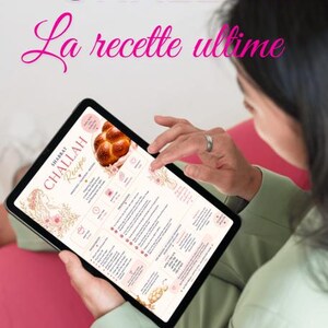 以下が含まれることがあります： SHABBAT CHALLAH Recipeというテキスト、材料、手順が記載されたシャバット・ハラーのレシピカードを表示するデジタルタブレット。画面には編み込みパンのグラフィック、花のイラスト、準備時間、焼き時間、分量を示すアイコンが表示されている。