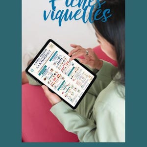 以下が含まれることがあります： 4 FICHES VISUELLES LA KASHEROUTというタイトルのドキュメントを表示するデジタルタブレット。フランス語のテキストと説明的なアイコンのグリッドが配置されています。画面には、さまざまな食品シンボルと色分けされたセクションで構成された食事に関する情報が表示されています。