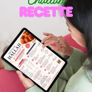 以下が含まれることがあります： Challah de Chabbatのレシピを表示するデジタルタブレット。画面には、黄金色の編み込みパンの画像、材料リスト、フランス語とヘブライ語のステップバイステップの指示が表示されています。テキストにはRecette de Hallah de Chabbatが含まれています。