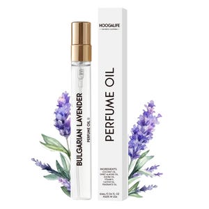 Op de afbeelding: Een klein glazen flesje Bulgaarse Lavendel Parfum Olie met een gouden dop. Het flesje is gelabeld met de tekst "Bulgarian Lavender Perfume Oil". Het flesje staat op een witte achtergrond met een aquarel-illustratie van lavendelbloemen.