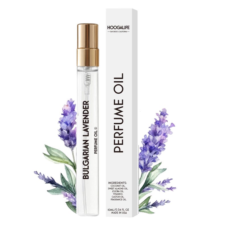 Op de afbeelding: Een klein glazen flesje Bulgaarse Lavendel Parfum Olie met een gouden dop. Het flesje is gelabeld met de tekst "Bulgarian Lavender Perfume Oil". Het flesje staat op een witte achtergrond met een aquarel-illustratie van lavendelbloemen.