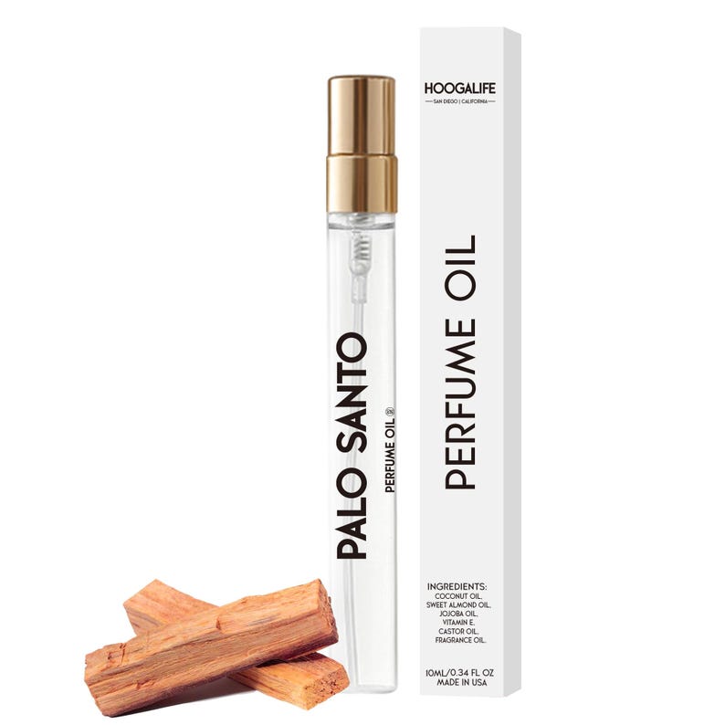 Op de afbeelding: Een klein glazen flesje Palo Santo parfumolie met een gouden dop. Het flesje is gelabeld met "Palo Santo Perfume Oil". Het flesje staat op een houten oppervlak. De achtergrond is een wit label met de tekst "Hoogalife Perfume Oil" en een lijst met ingredi&euml;nten.