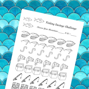 Op de afbeelding: Zwart-witte printbare spaaruitdaging met een vis-thema. De uitdaging bevat afbeeldingen van vissen, aas, wormen, visdozen, hengels en vissersvesten. De tekst "Fishing Savings Challenge" en "Choose Your Monetizer: X 45 =" is inbegrepen.