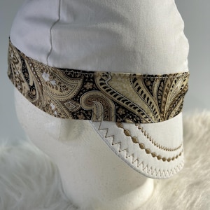 Reversible welding cap/white w/ beige paisley band