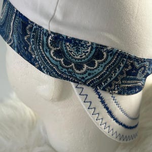 Gorro de soldar reversible/blanco con banda azul de estampado paisley