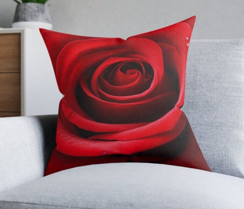 beauté dans le coussin décoratif en faux suède rouge Design floral élégant et captivant audacieux Décor de canapé confortable et pratique image 1
