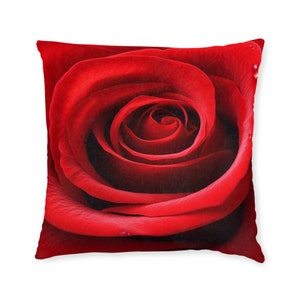 beauté dans le coussin décoratif en faux suède rouge Design floral élégant et captivant audacieux Décor de canapé confortable et pratique image 5