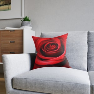 beauté dans le coussin décoratif en faux suède rouge Design floral élégant et captivant audacieux Décor de canapé confortable et pratique image 3