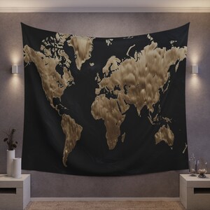 Peut inclure: Une tapisserie noire avec un motif de carte du monde dorée. La carte est stylisée avec un effet de métal brossé.