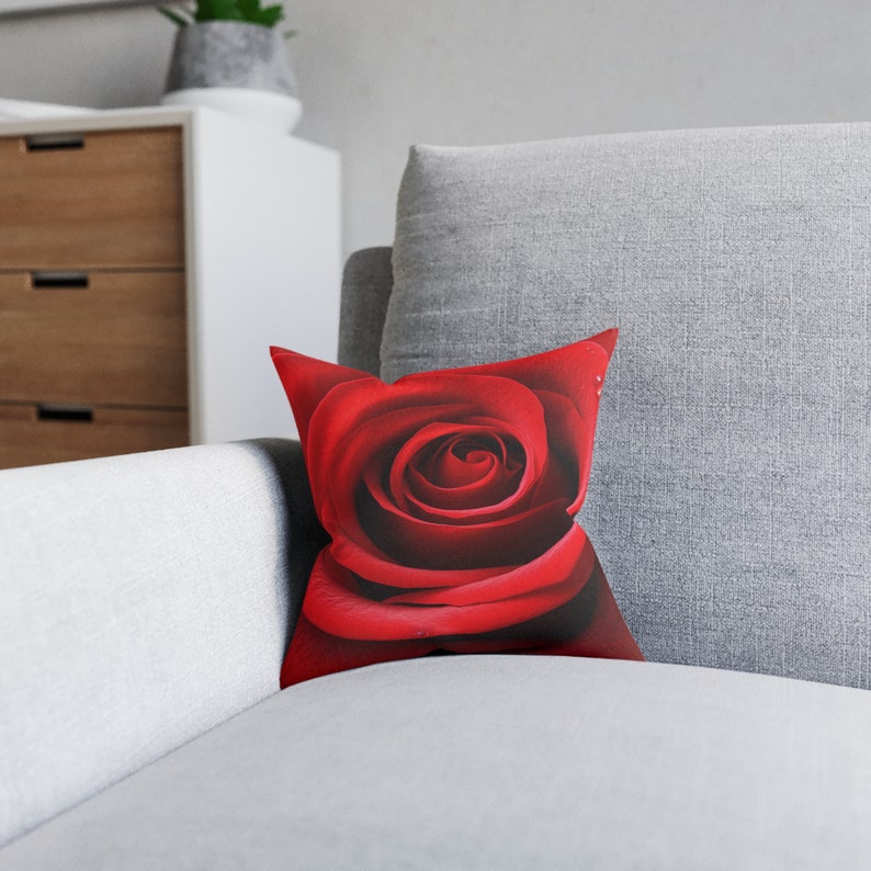 beauté dans le coussin décoratif en faux suède rouge Design floral élégant et captivant audacieux Décor de canapé confortable et pratique image 4