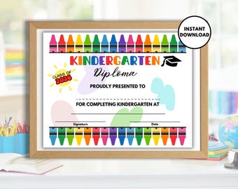 Op de afbeelding: Een ingelijst kleuterdipoma met kleurrijke kleurpotloodranden. Het diploma luidt "Kindergarten Diploma" en "Class of 2026". De woorden "Proudly Presented To" en "For Completing Kindergarten At" zijn ook zichtbaar. De woorden "Instant Download" staan in een cirkel.