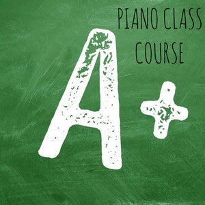 Pode incluir: Uma lousa verde com a escrita em giz branco que diz "Piano Class Course" e uma nota A+ escrita em giz branco.