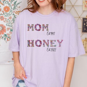 Custom Floral Honey shirt, Comfort Colors® Tshirt for Grandmother Mom gift Personalized Pregnancy reveal Mothers Day new Grandma established