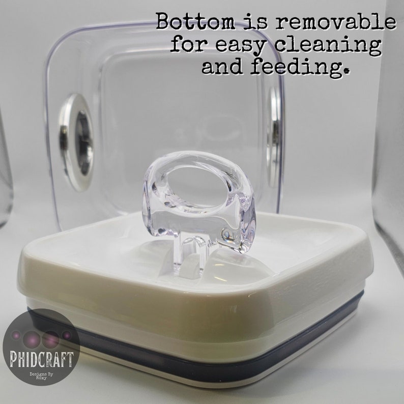 Peut inclure: Un r&eacute;cipient en plastique transparent avec un couvercle blanc et un joint en silicone bleu. Le fond du r&eacute;cipient est amovible pour un nettoyage facile. Le r&eacute;cipient a une poign&eacute;e sur le dessus.