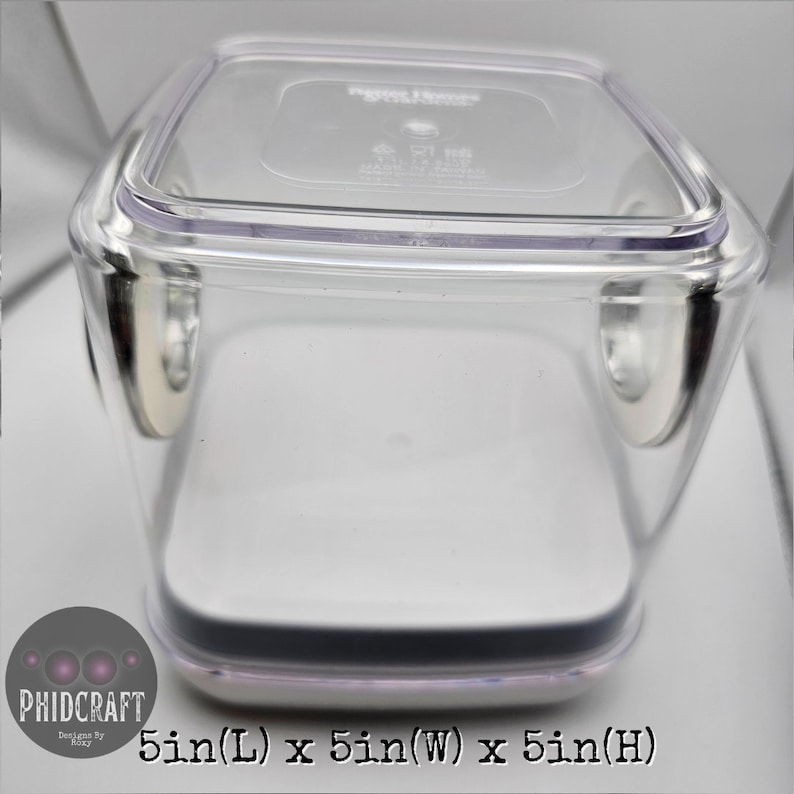 Peut inclure: Un r&eacute;cipient de rangement en plastique transparent avec un couvercle noir et une base blanche. Le r&eacute;cipient mesure 12,7 cm de long, 12,7 cm de large et 12,7 cm de haut.