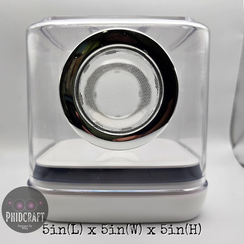 Peut inclure: Un haut-parleur en forme de cube transparent en plastique avec une grille de haut-parleur de couleur chrome. Le haut-parleur mesure 12,7 cm de long, de large et de haut.