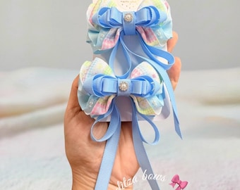 Lazos para el cabello hechos a mano con rayas pastel / Broches para coletas con forma de flor de perlas y cristales