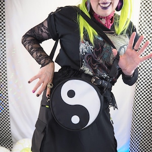 Yin Yang Crossbody Bag, Retro 90er Jahre Nostalgie Nonbinary Geldbörse Alltag Tragen Einfache Schulter Schwarz Weiß Decora Kei Kidcore Cool Throwback