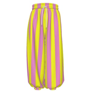 Pode incluir: Calças largas com um padrão vibrante de riscas verticais em amarelo brilhante e rosa claro. A peça inclui uma cintura elástica com um cordão branco centrado na parte frontal e punhos elásticos nas aberturas das pernas.