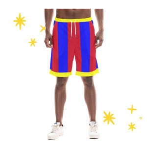 Puede incluir: Pantalones cortos a rayas verticales rojas y azules, con cintura y ribetes amarillos. Los pantalones cortos tienen un cordón y llegan a la rodilla. El modelo lleva zapatillas blancas. Fondo blanco con estrellas amarillas.