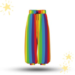Könnte beinhalten: Regenbogenfarbene gestreifte Hose mit Kordelzugbund und elastischen Bündchen. Das farbenfrohe Design zeigt vertikale Streifen in Rot, Orange, Gelb, Grün, Blau und Lila. Die Hose ist aus leichtem Stoff gefertigt.