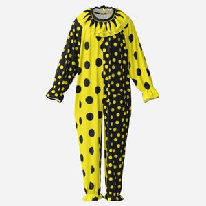 Könnte beinhalten: Ein langärmeliger Jumpsuit mit geteiltem Design, bestehend aus gelbem Stoff mit schwarzen Punkten auf der einen und schwarzem Stoff mit gelben Punkten auf der anderen Seite. Das Kleidungsstück hat einen Rüschenkragen sowie geraffte Ärmel- und Beinabschlüsse.