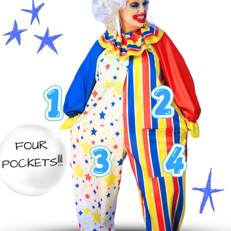 Op de afbeelding: Een clownskostuum met een wit lijfje met rode en blauwe sterren, gecombineerd met rood, geel en blauw gestreepte broekspijpen. Het kledingstuk heeft een ruchekraag, blauwe en rode mouwen en vier zakken gemarkeerd met de cijfers &eacute;&eacute;n tot en met vier.