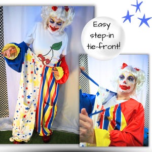 Op de afbeelding: Een clownskostuum bestaande uit een wit t-shirt met een kersenafbeelding en een instap-jumpsuit met een striksluiting aan de voorzijde. De jumpsuit heeft &eacute;&eacute;n broekspijp met gele en blauwe verticale strepen en &eacute;&eacute;n met een witte sterrenprint.