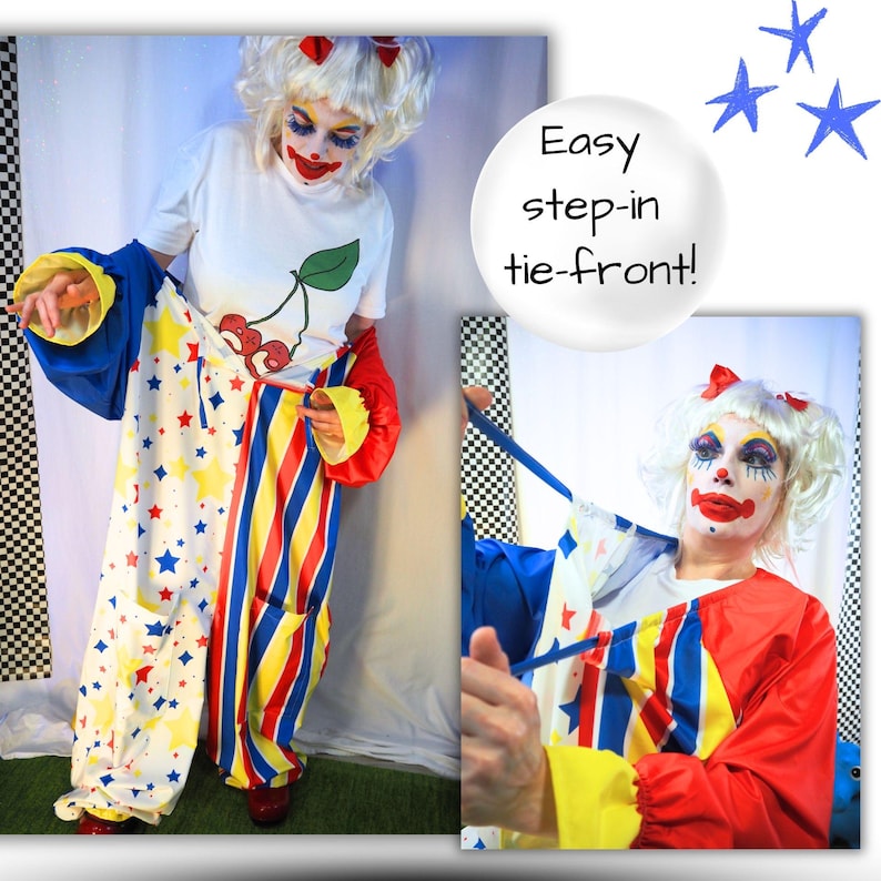 Op de afbeelding: Een clownskostuum bestaande uit een wit t-shirt met een kersenafbeelding en een instap-jumpsuit met een striksluiting aan de voorzijde. De jumpsuit heeft &eacute;&eacute;n broekspijp met gele en blauwe verticale strepen en &eacute;&eacute;n met een witte sterrenprint.