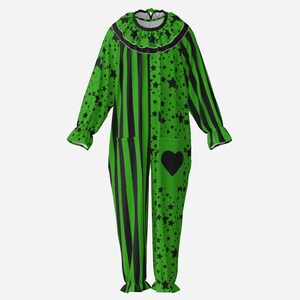 Pode incluir: Um macacão de manga comprida com um esquema de cores verde vibrante e preto. O lado esquerdo apresenta riscas verticais pretas, enquanto o lado direito tem um padrão de estrelas pretas e um coração preto sólido. Inclui gola e punhos com folhos.